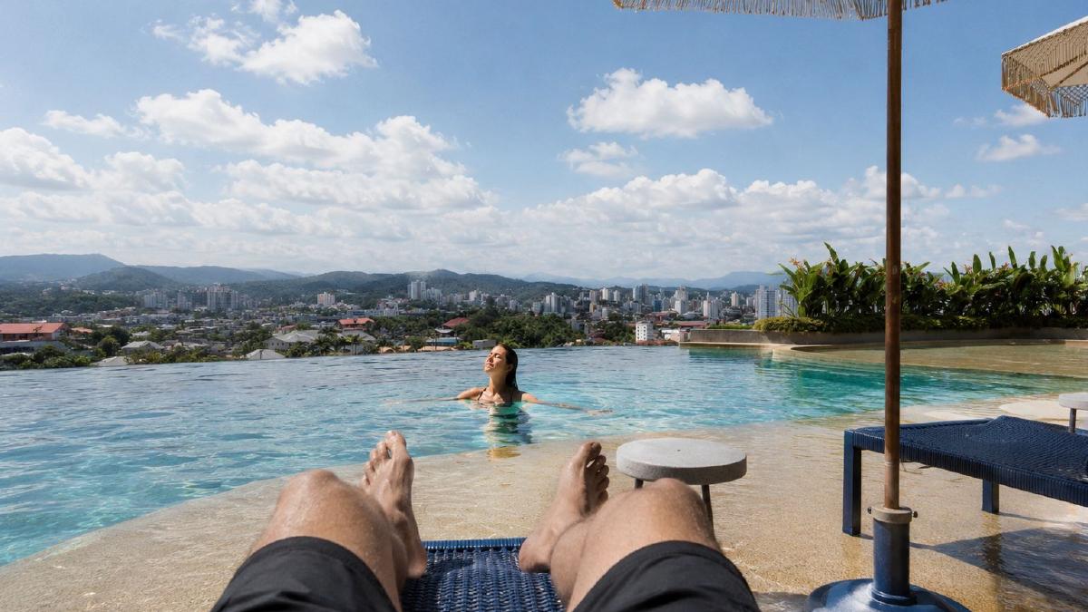 Piscina do Nisã com vista para Brusque