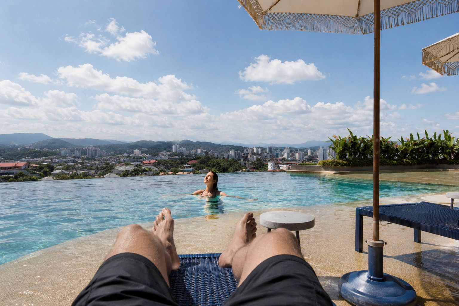 Piscina com vista para a cidade
